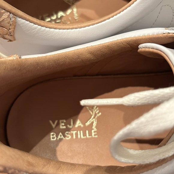 VEJA Esplar Bastille with Tilapia Beige Back - Picture 2 of 7
